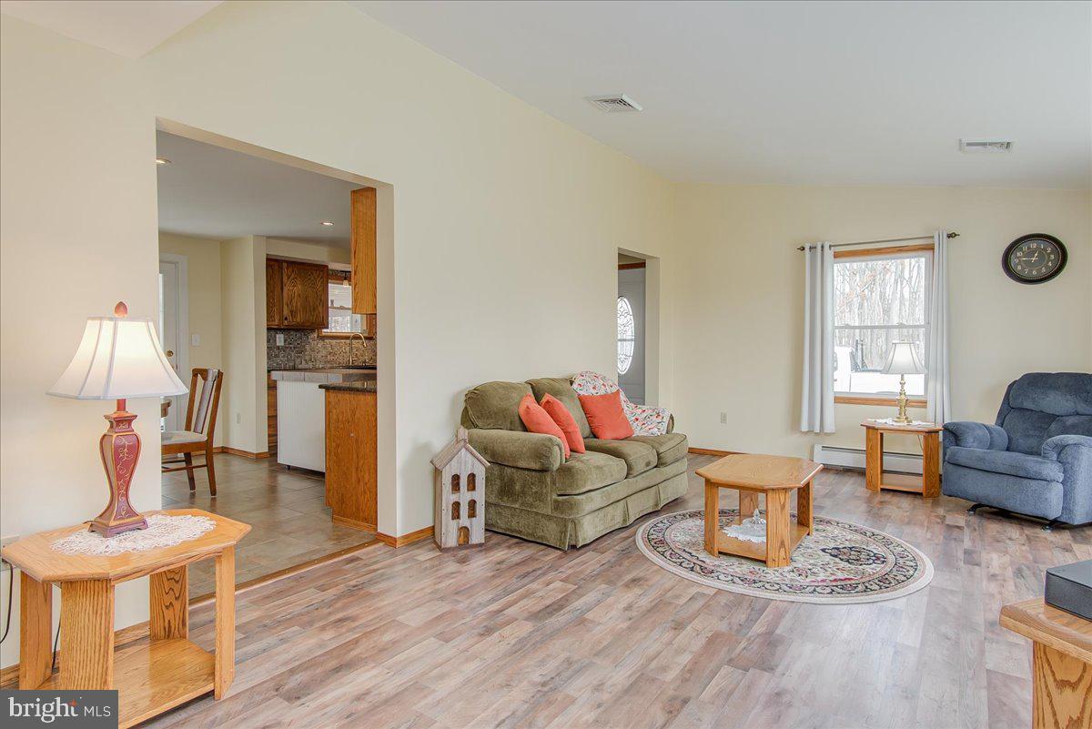 Living room Pic 3