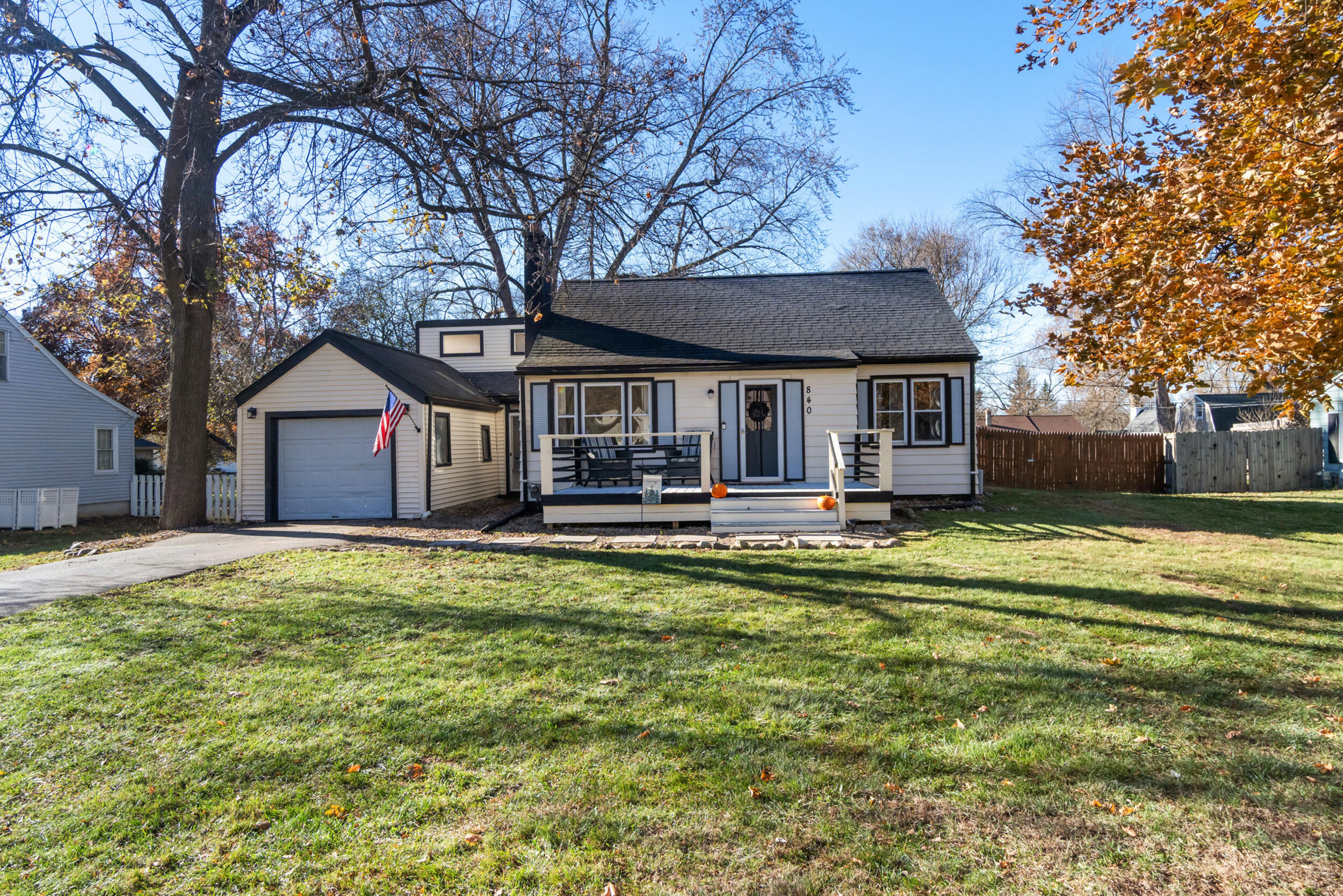 840 Springcrest Boulevard Jackson, MI 49203 - Photo 2 of 50 1_840 springcrest blvd jackson mi - 0005