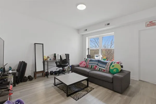 $3,400 | 4939 North St Louis Avenue, Unit 3N, Chicago, IL 60625