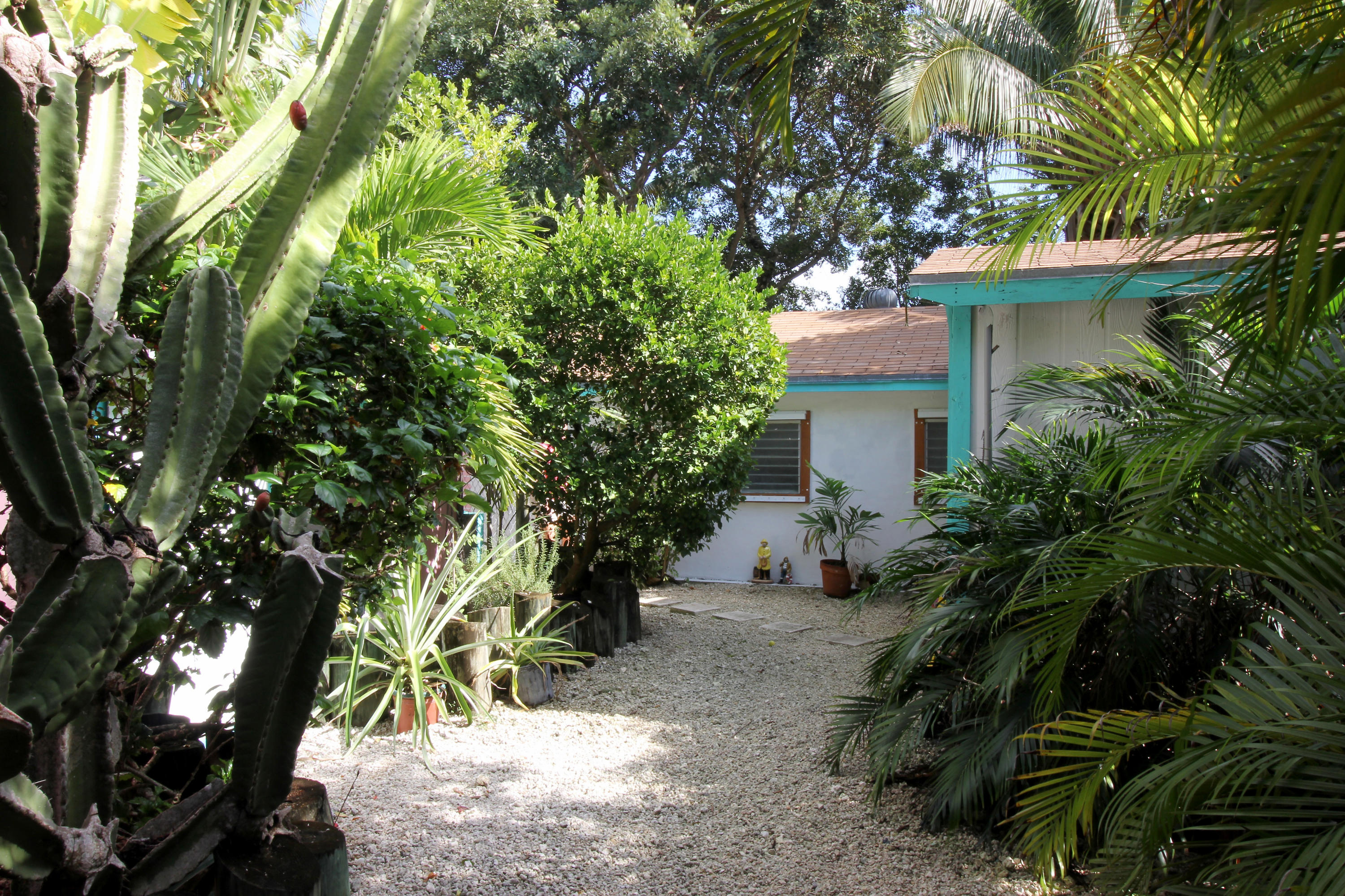 1175 Warner Road Summerland Key, FL 33042 - Photo 8 of 35 sideyard