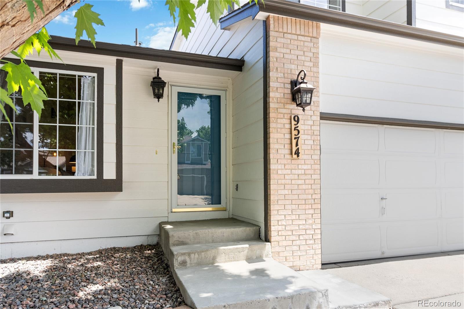 9574 South Castle Ridge Circle Highlands Ranch, CO 80129 - Photo 3 of 38