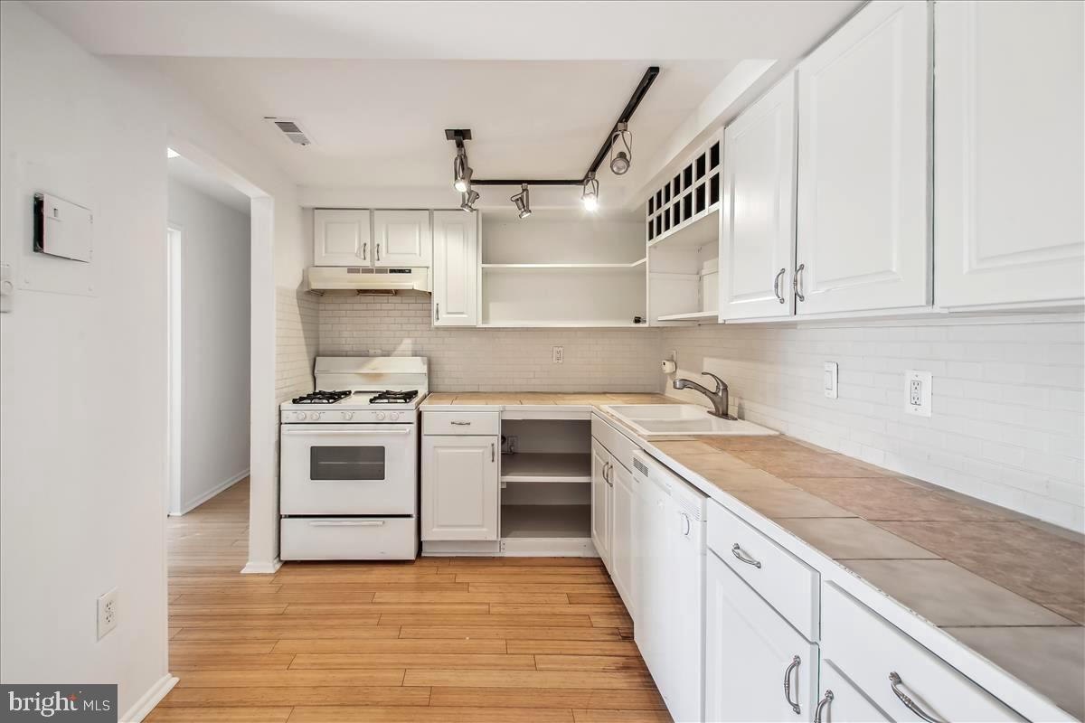 2574 Riva Road, Unit 12A Annapolis, MD 21401 - Photo 11 of 33 a kitchen with cabinets appliances and a sink