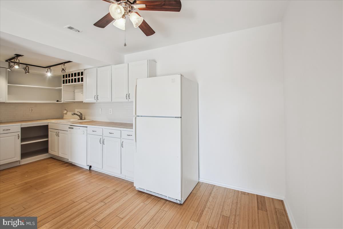 2574 Riva Road, Unit 12A Annapolis, MD 21401 - Photo 14 of 33 a kitchen with a refrigerator a sink and cabinets
