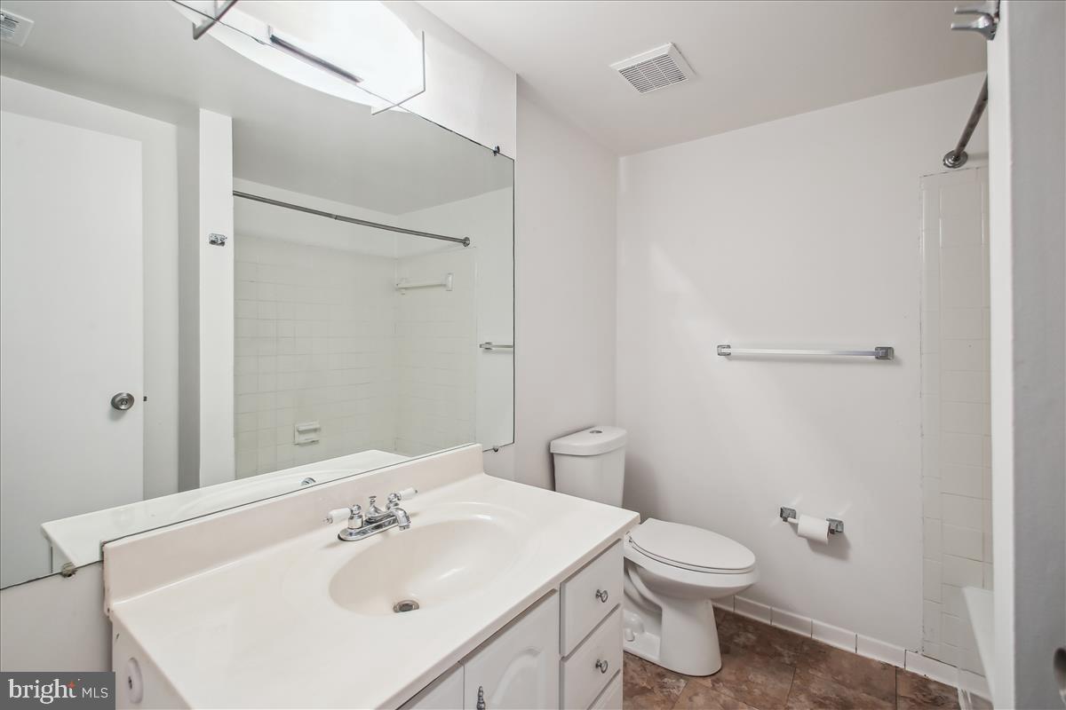 2574 Riva Road, Unit 12A Annapolis, MD 21401 - Photo 19 of 33 a bathroom with a sink a toilet and shower
