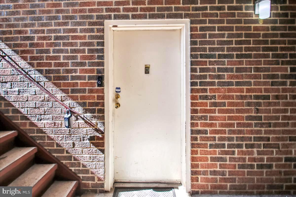 2574 Riva Road, Unit 12A Annapolis, MD 21401 - Photo 5 of 33 a bathroom with a shower