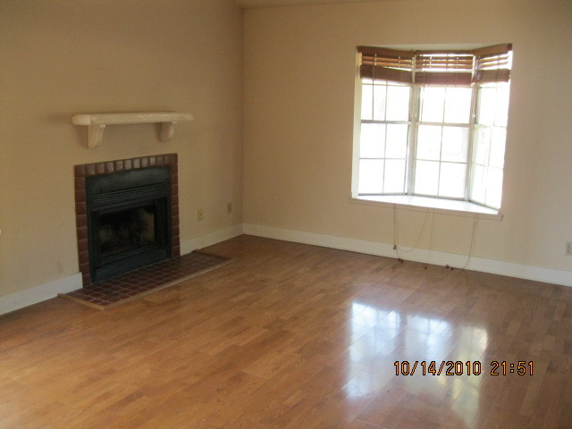 8111 West Wacker Road, Unit 103 Peoria, AZ 85381 - Photo 3 of 10 Living Room