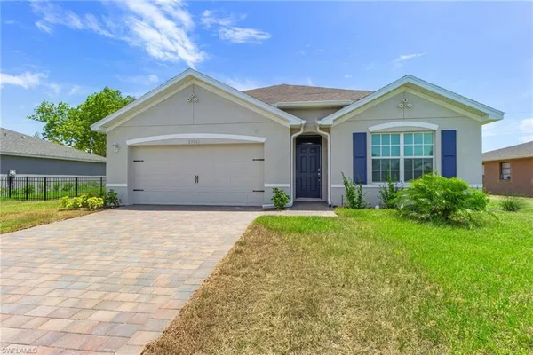 a view of a house with yard and plants