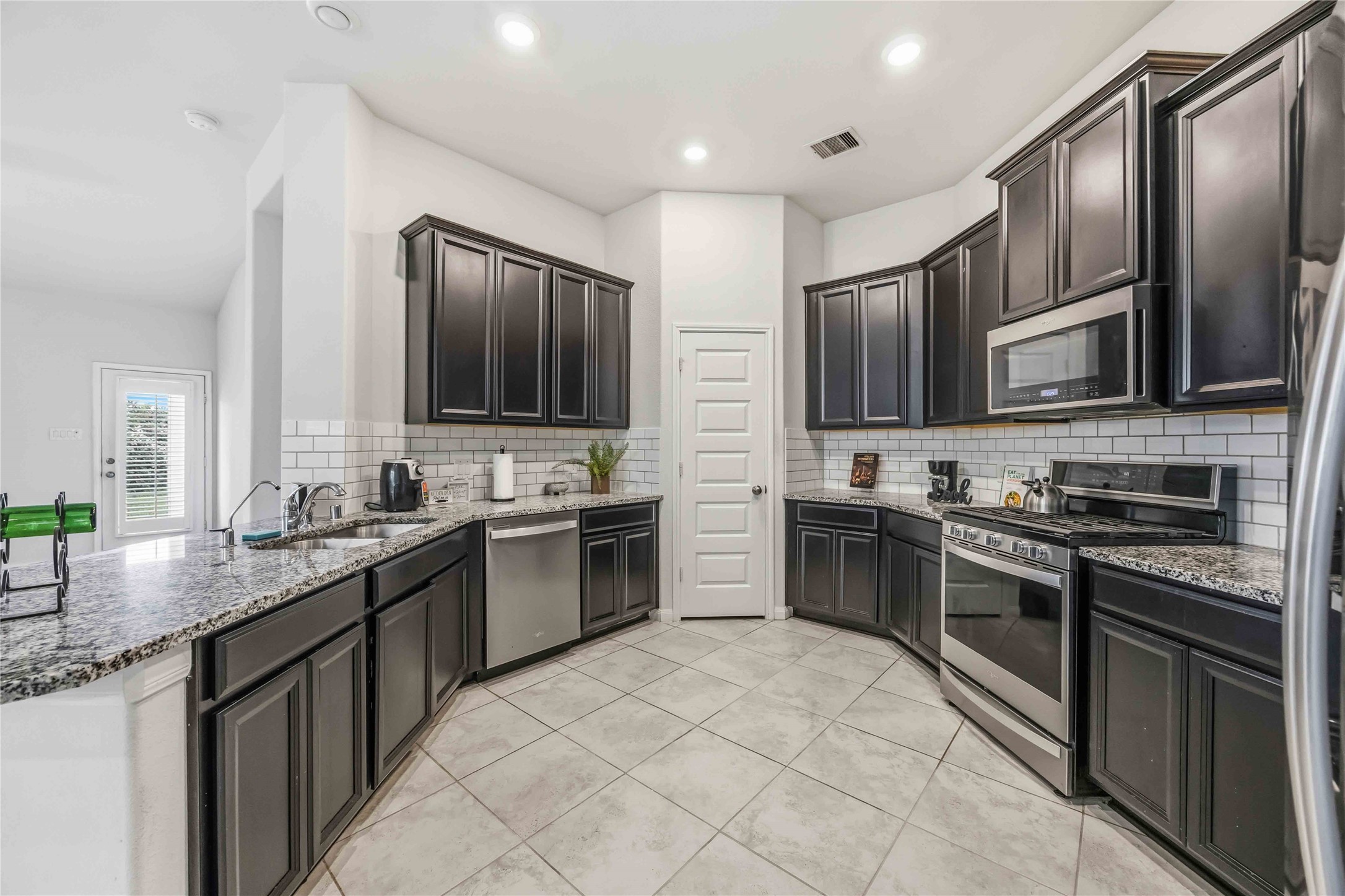 2425 Temple Crag Drive Rosharon, TX 77583 - Photo 7 of 32 Granite countertops, stainless appliances & plenty of cabinet space