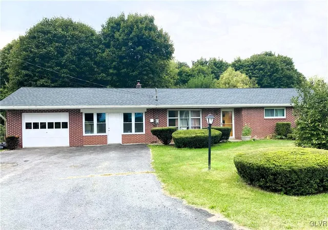 $329,900 | 4405 Lehigh Drive, Walnutport, PA 18088