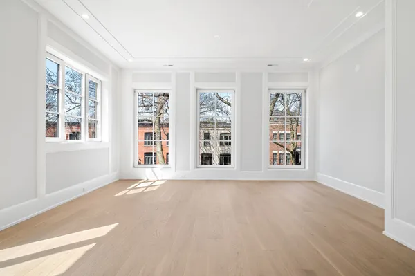 $2,100,000 | 1302 West Newport Avenue, Unit 2, Chicago, IL 60657