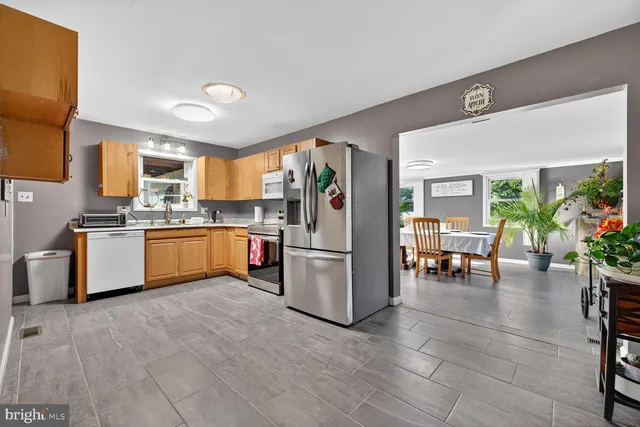 a view of a living room kitchen and a livingroom