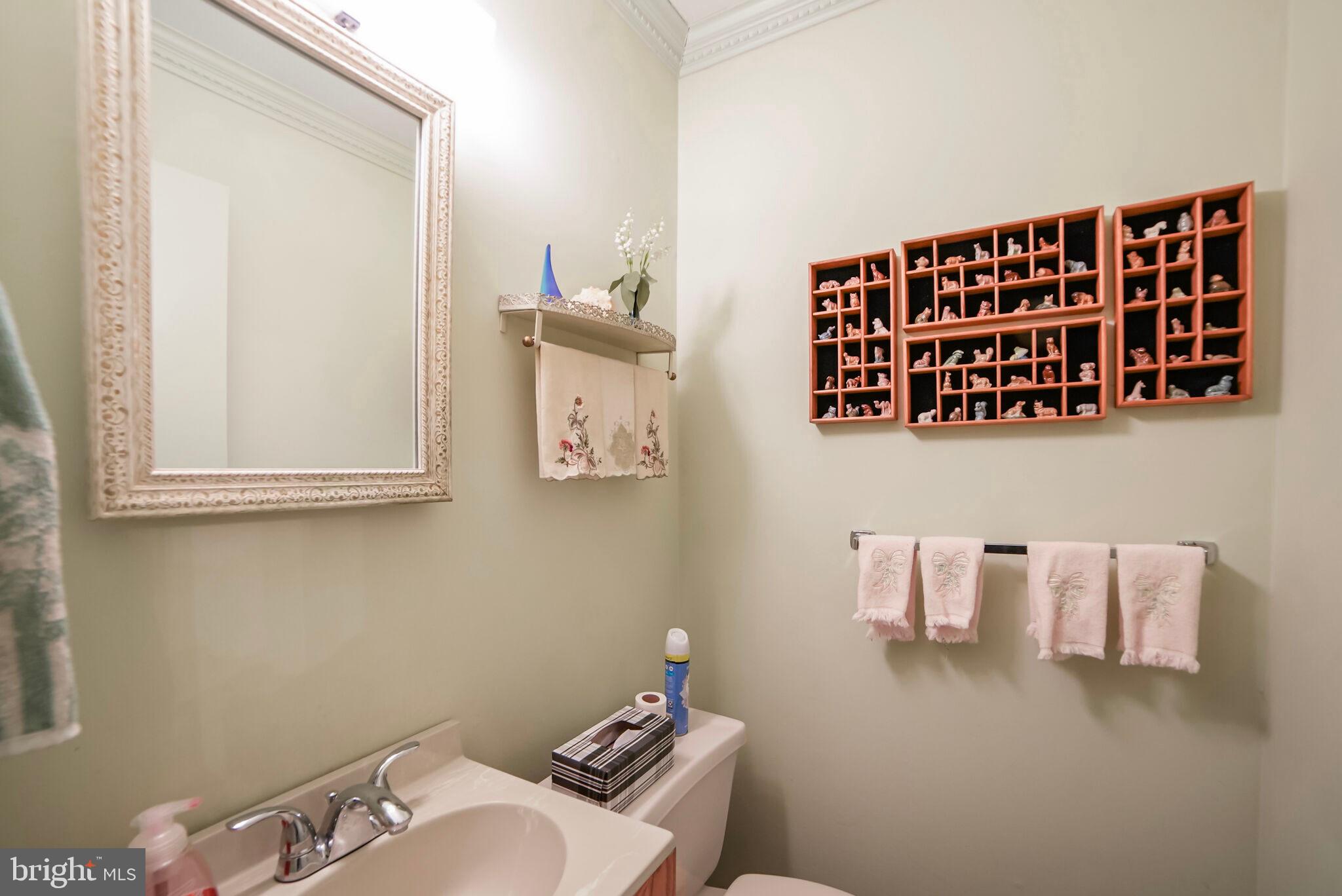 11816 Prestwick Road Potomac, MD 20854 - Photo 18 of 38 First floor powder room