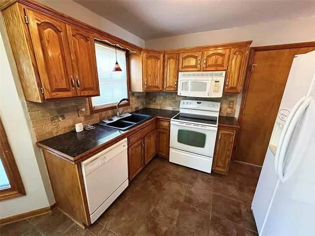 $389,900 | 1152 Southwest Pacific Circle, Lee's Summit, MO 64081