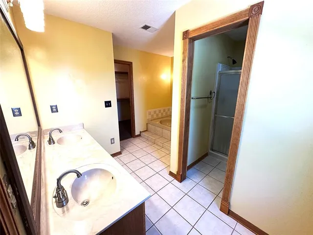 $389,900 | 1152 Southwest Pacific Circle, Lee's Summit, MO 64081