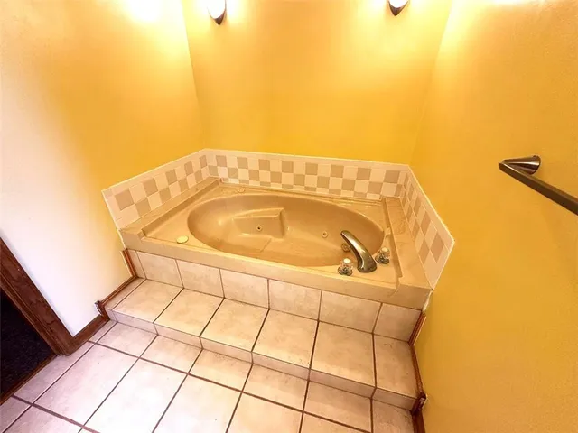 $389,900 | 1152 Southwest Pacific Circle, Lee's Summit, MO 64081