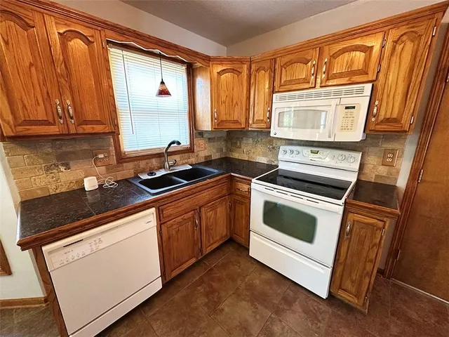 $389,900 | 1152 Southwest Pacific Circle, Lee's Summit, MO 64081