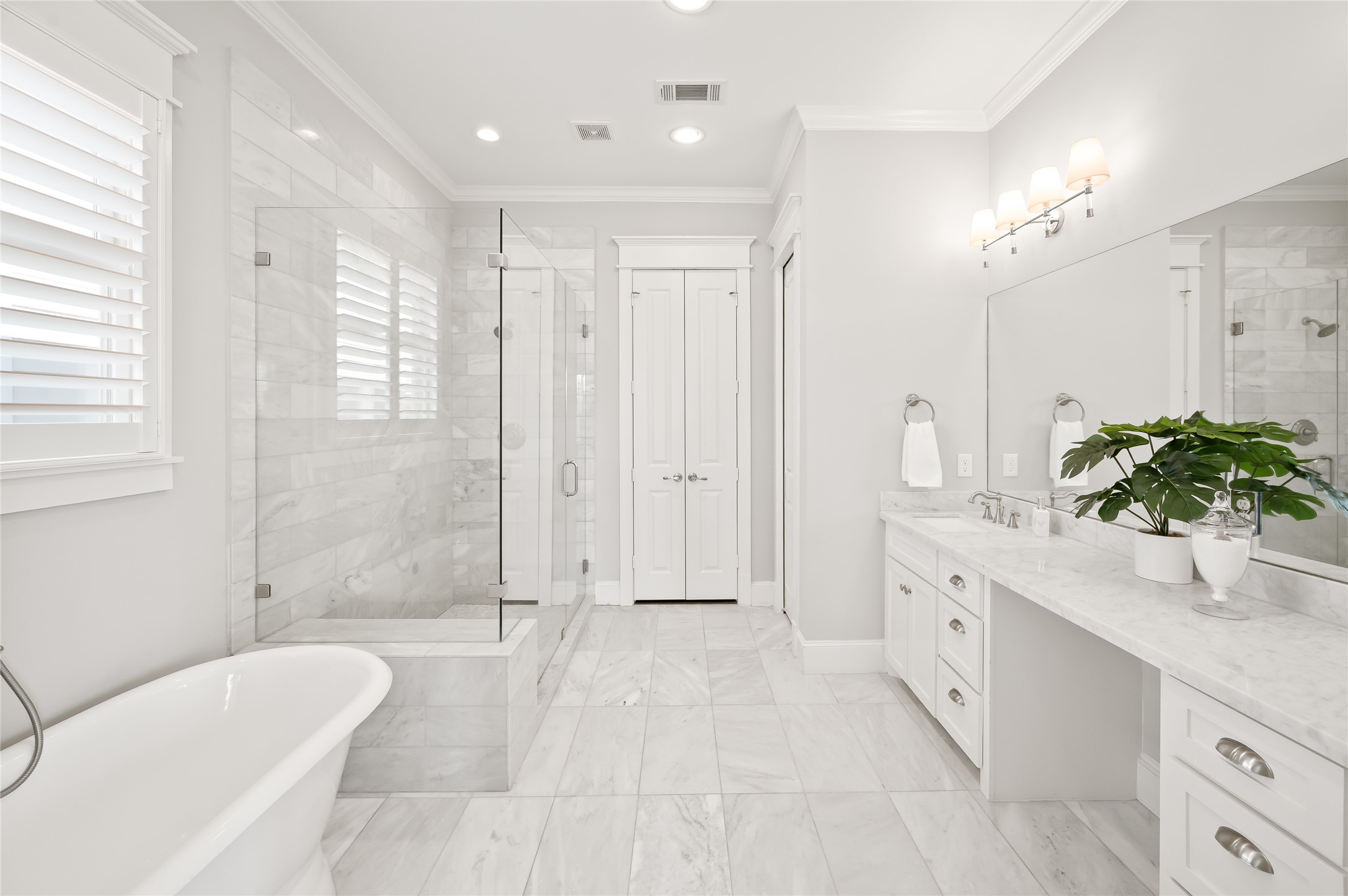 1003 East 25th Street Houston, TX 77009 - Photo 21 of 33 Talk about a spa-like en-suite! This primary bathroom has it all!