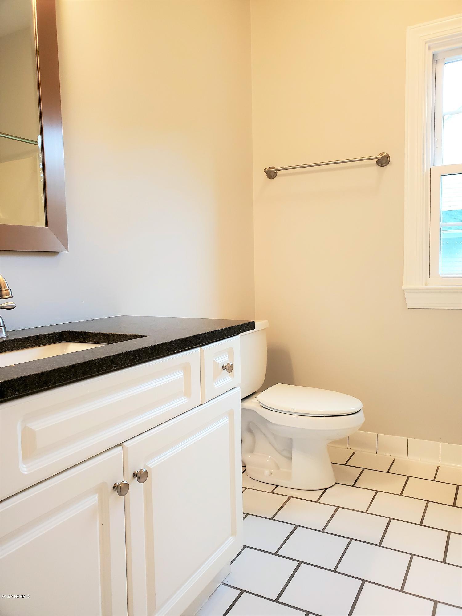 328 Windsong Road Wilmington, NC 28411 - Photo 10 of 15 Hall Bath (1)