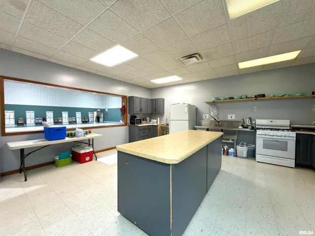 $375,000 | 907 Highway 14, Carmi, IL 62821