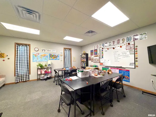 $375,000 | 907 Highway 14, Carmi, IL 62821