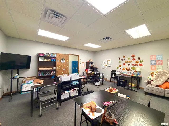 $375,000 | 907 Highway 14, Carmi, IL 62821