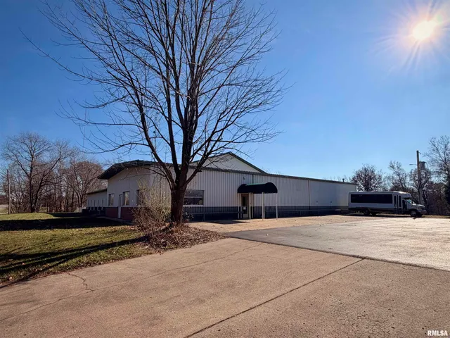 $375,000 | 907 Highway 14, Carmi, IL 62821