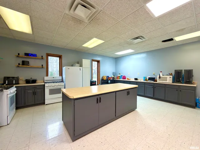 $375,000 | 907 Highway 14, Carmi, IL 62821