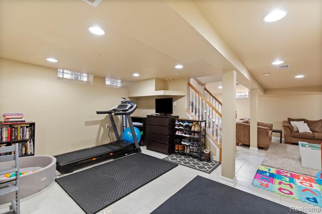 1395 Roslyn Road Grosse Pointe Woods, MI 48236 - Photo 31 of 43