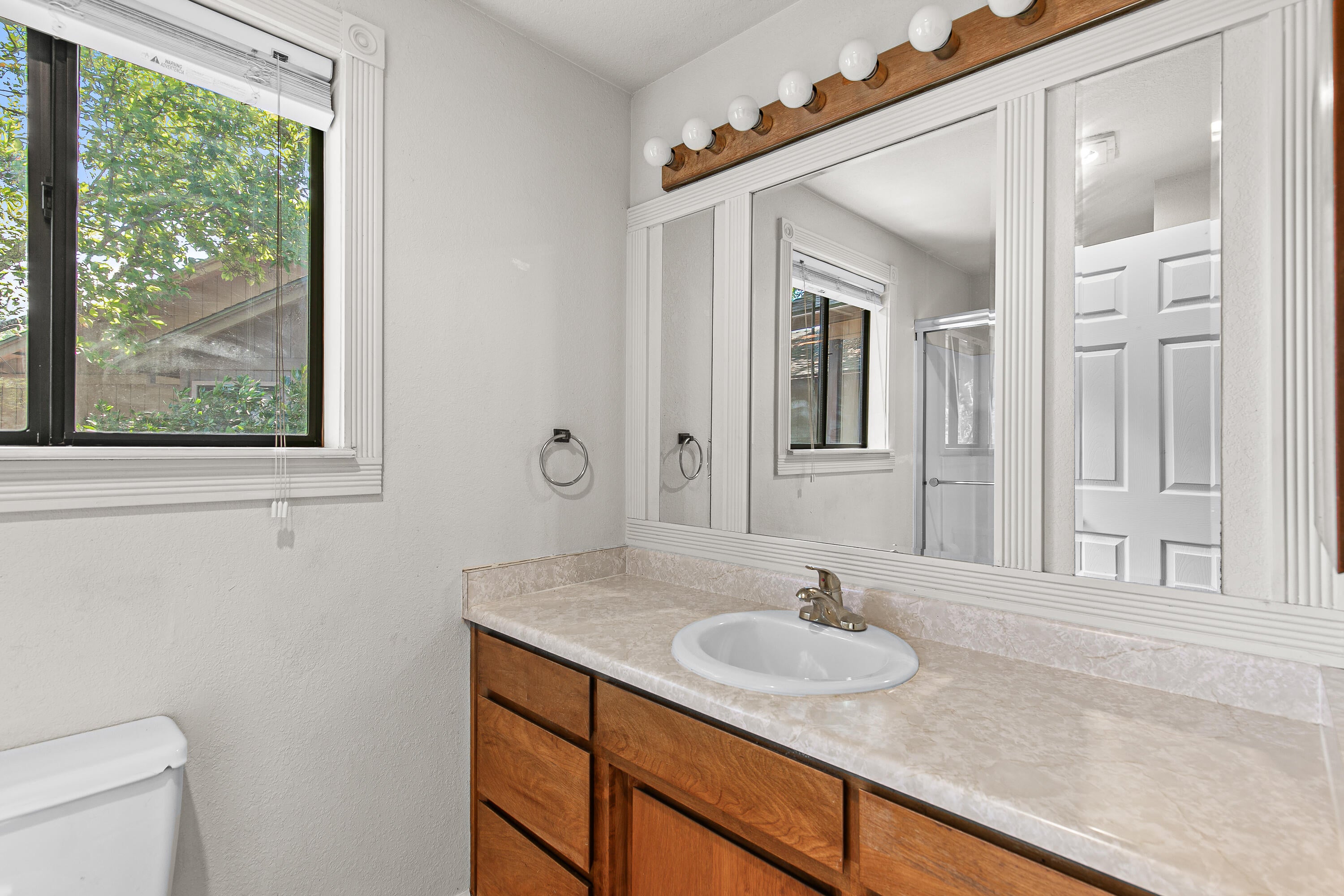 2931 Aldersgate Road Medford, OR 97504 - Photo 25 of 39 24 - Second Primary Bathroom