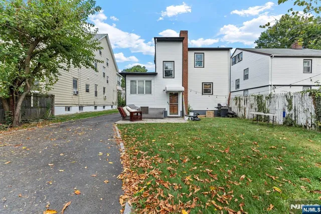 a view of a house with backyard