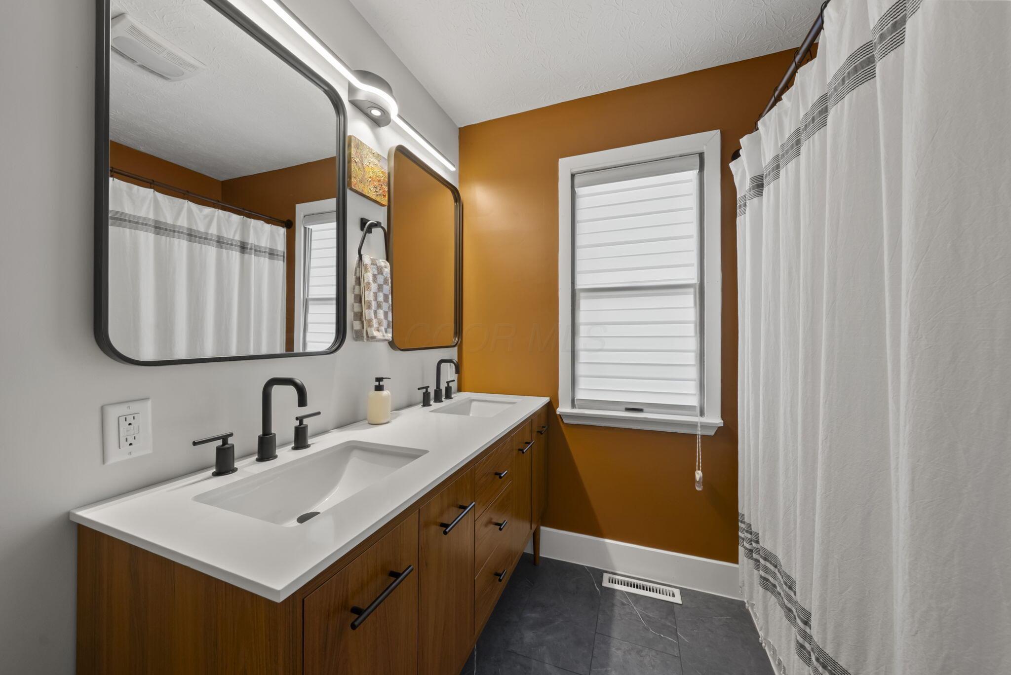 573 Rutherford Avenue Delaware, OH 43015 - Photo 24 of 35 Seconf Floor - Full Bathroom