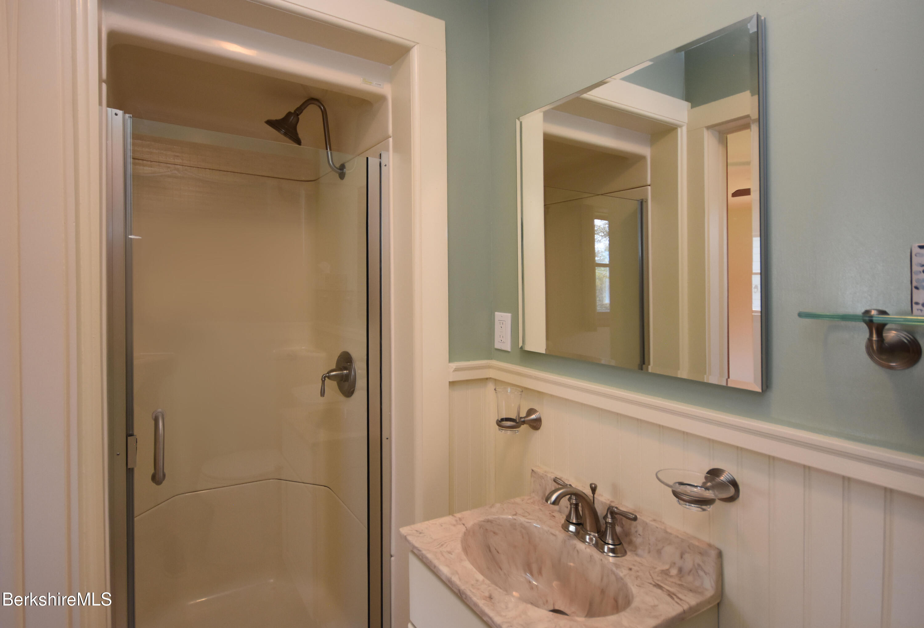 41 Oak Hill Road Pittsfield, MA 01201 - Photo 22 of 45 Primary Bath
