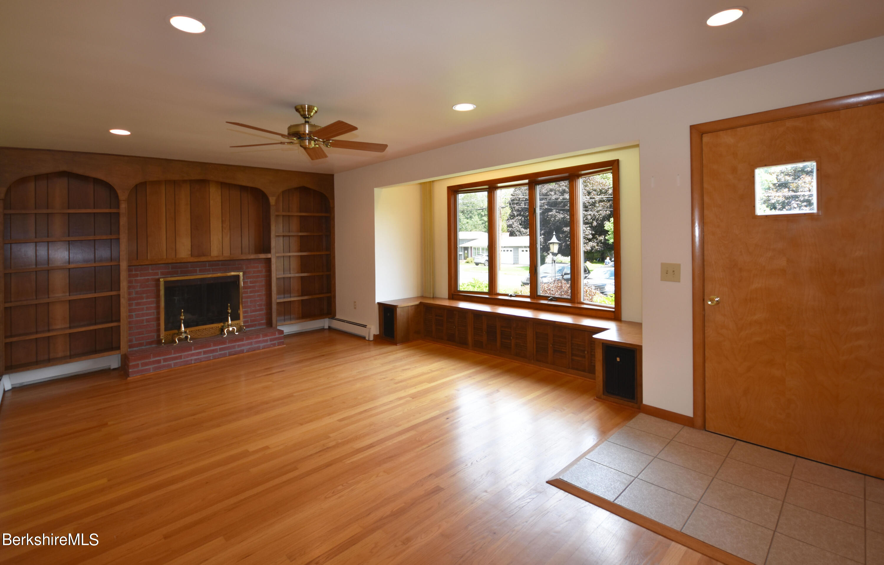 41 Oak Hill Road Pittsfield, MA 01201 - Photo 5 of 45 Living Room