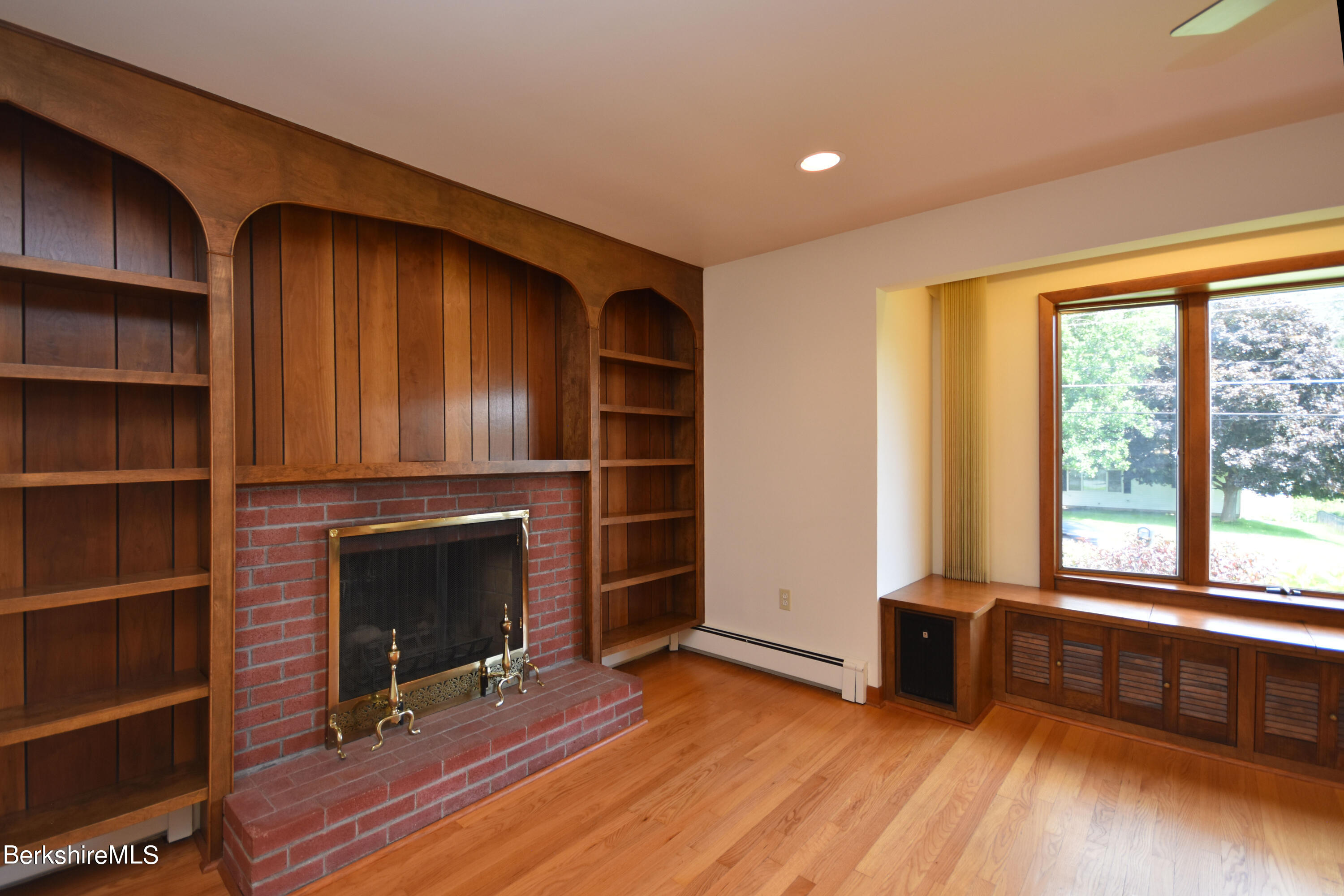 41 Oak Hill Road Pittsfield, MA 01201 - Photo 6 of 45 Living Room