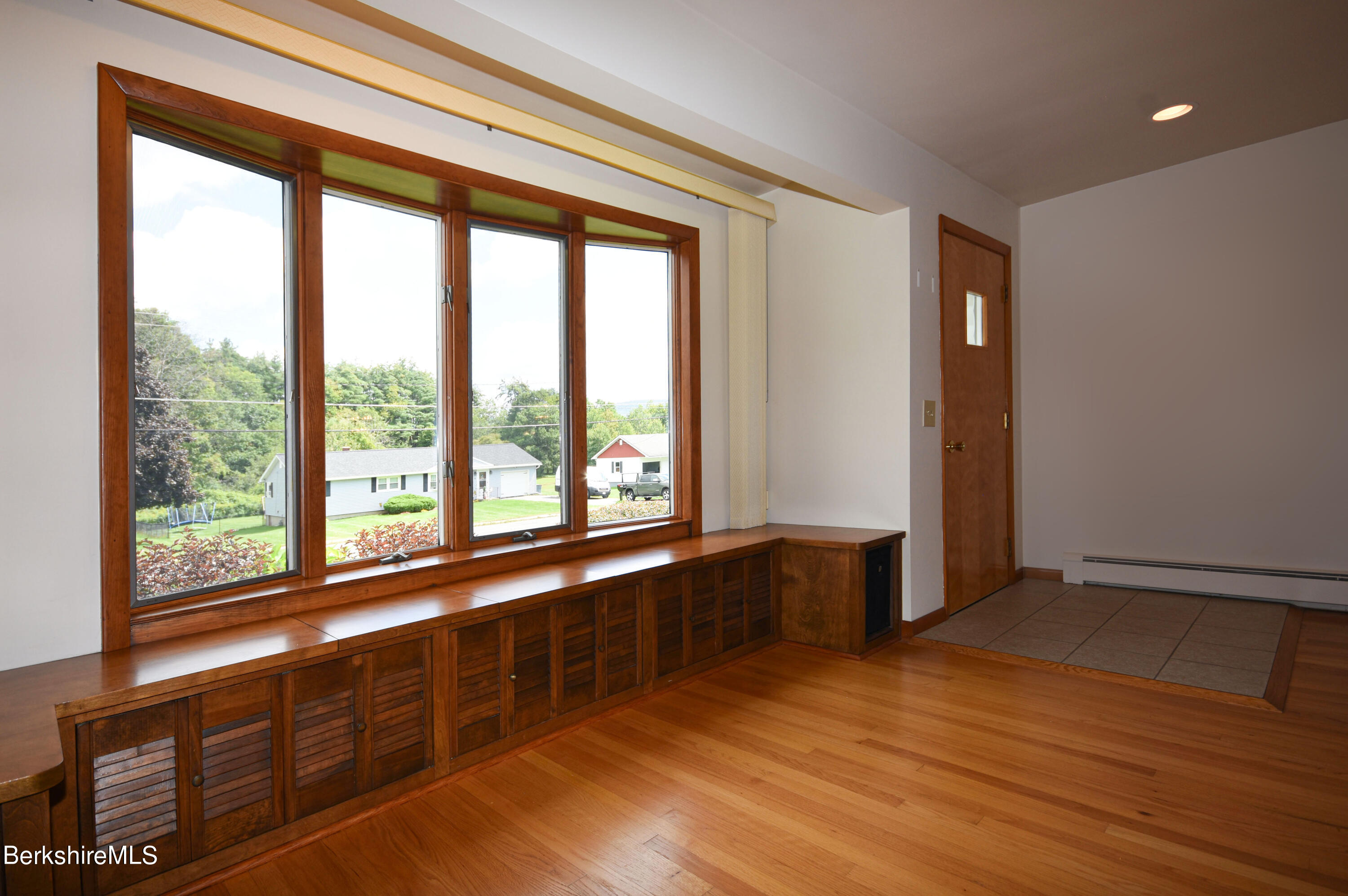 41 Oak Hill Road Pittsfield, MA 01201 - Photo 7 of 45 Living Room