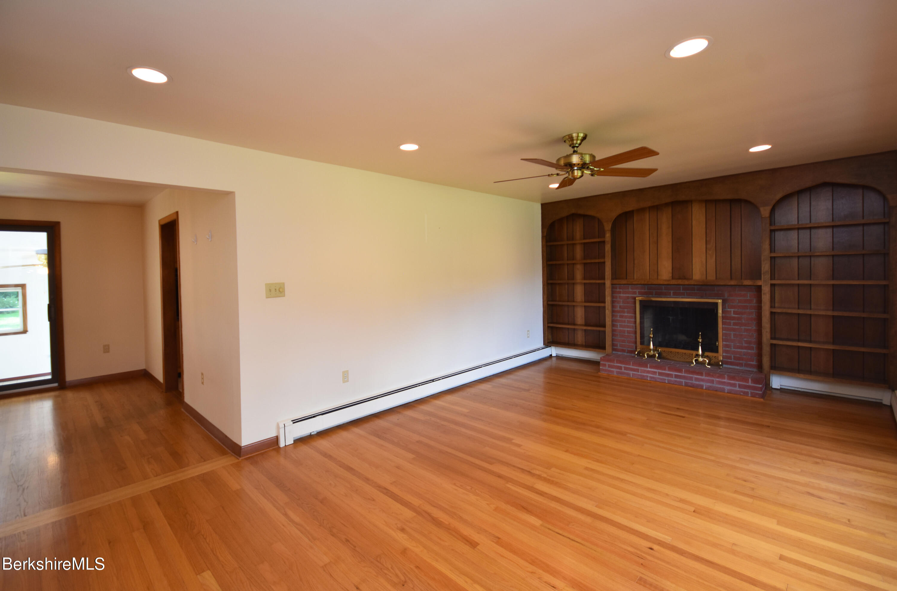 41 Oak Hill Road Pittsfield, MA 01201 - Photo 8 of 45 Living Room