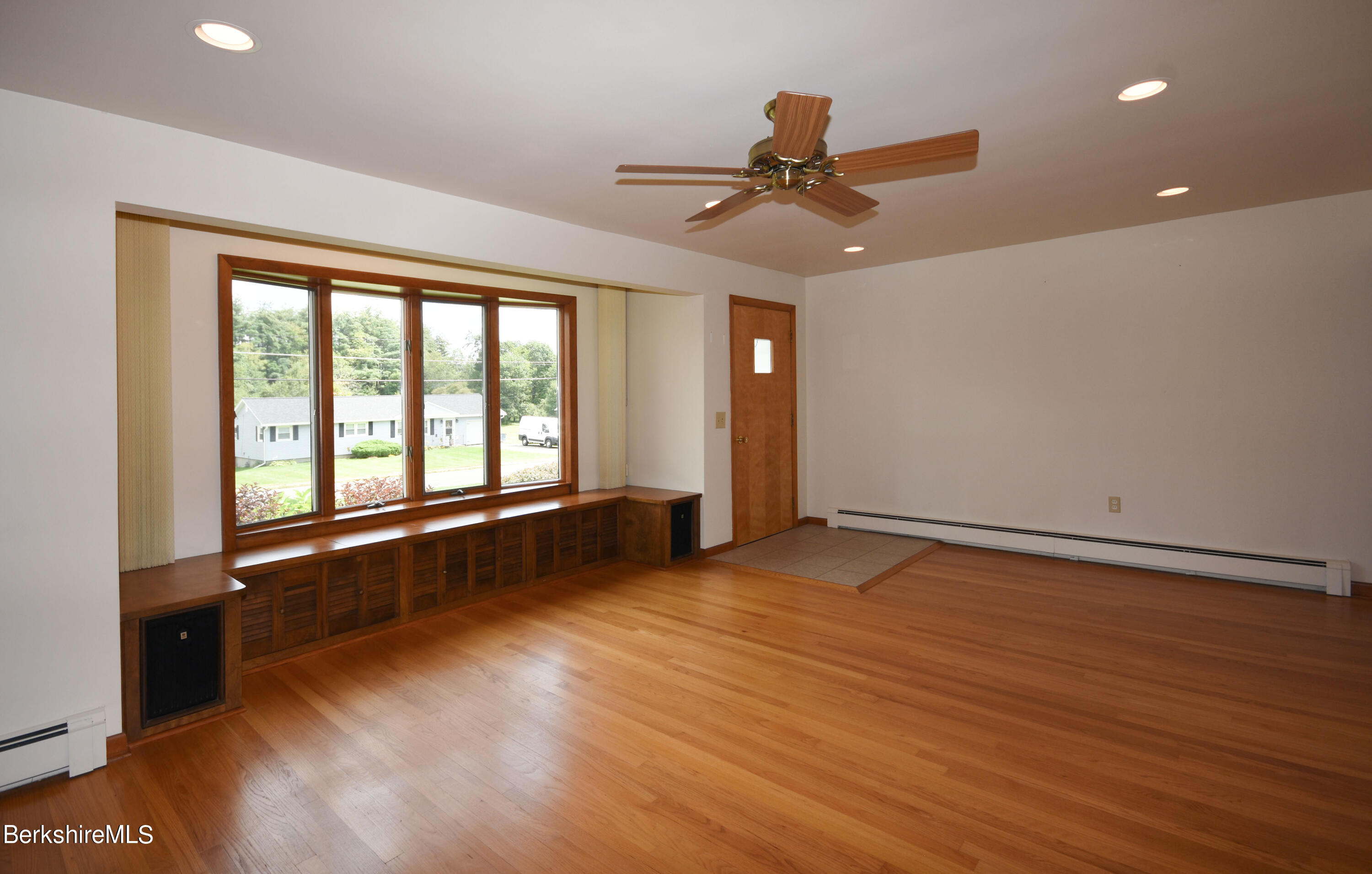 41 Oak Hill Road Pittsfield, MA 01201 - Photo 9 of 45 Living Room