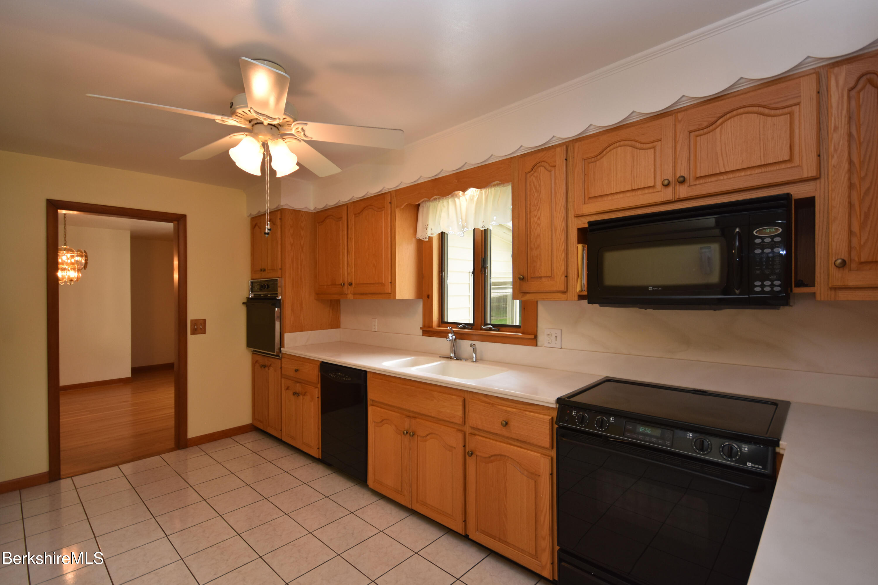41 Oak Hill Road Pittsfield, MA 01201 - Photo 10 of 45 Kitchen