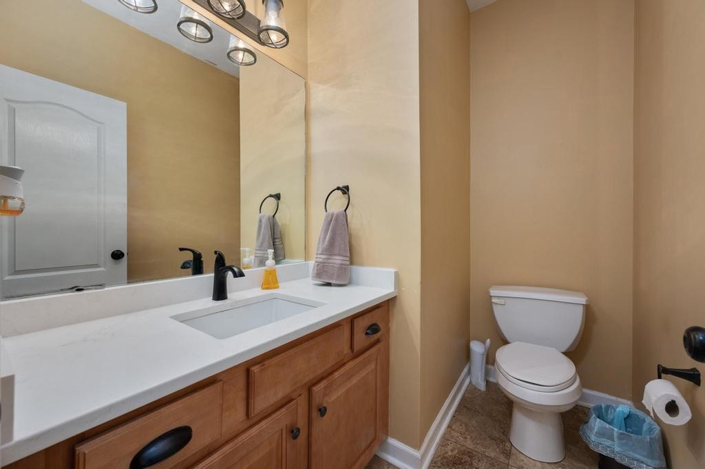 211 Oak Hollow Road Manchester, TN 37355 - Photo 12 of 31 a bathroom with a toilet sink and mirror