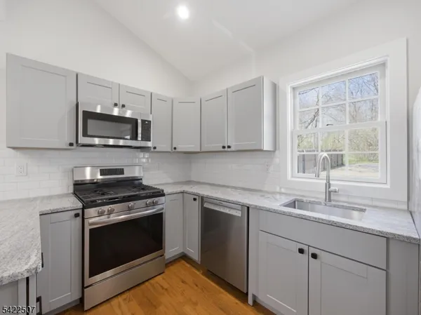 $3,200 | 46 West End Avenue, Unit LEFT, Summit, NJ 07901