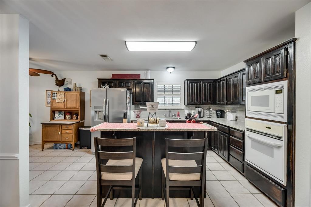 579 South Hitt Street Boyd, TX 76023 - Photo 16 of 34 Amazing Kitchen with Breakfast Bar! Granite Countertops and more!