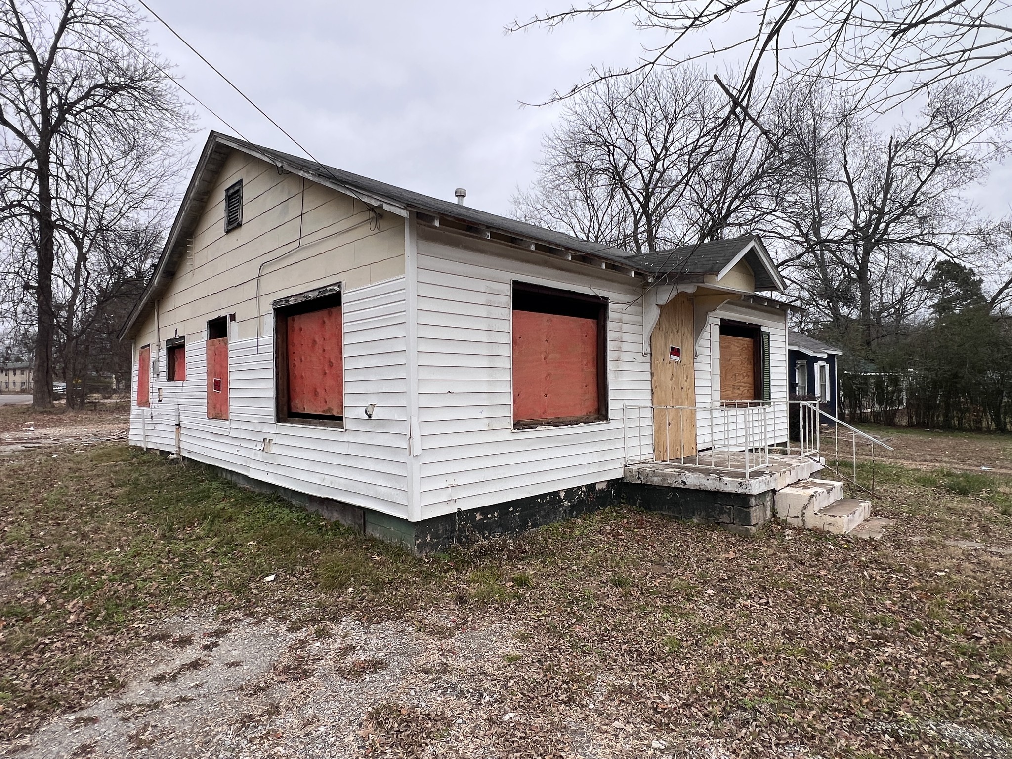 818 Curtis Street Paris, TN 38242 - Photo 2 of 6 a view of a house with a yard