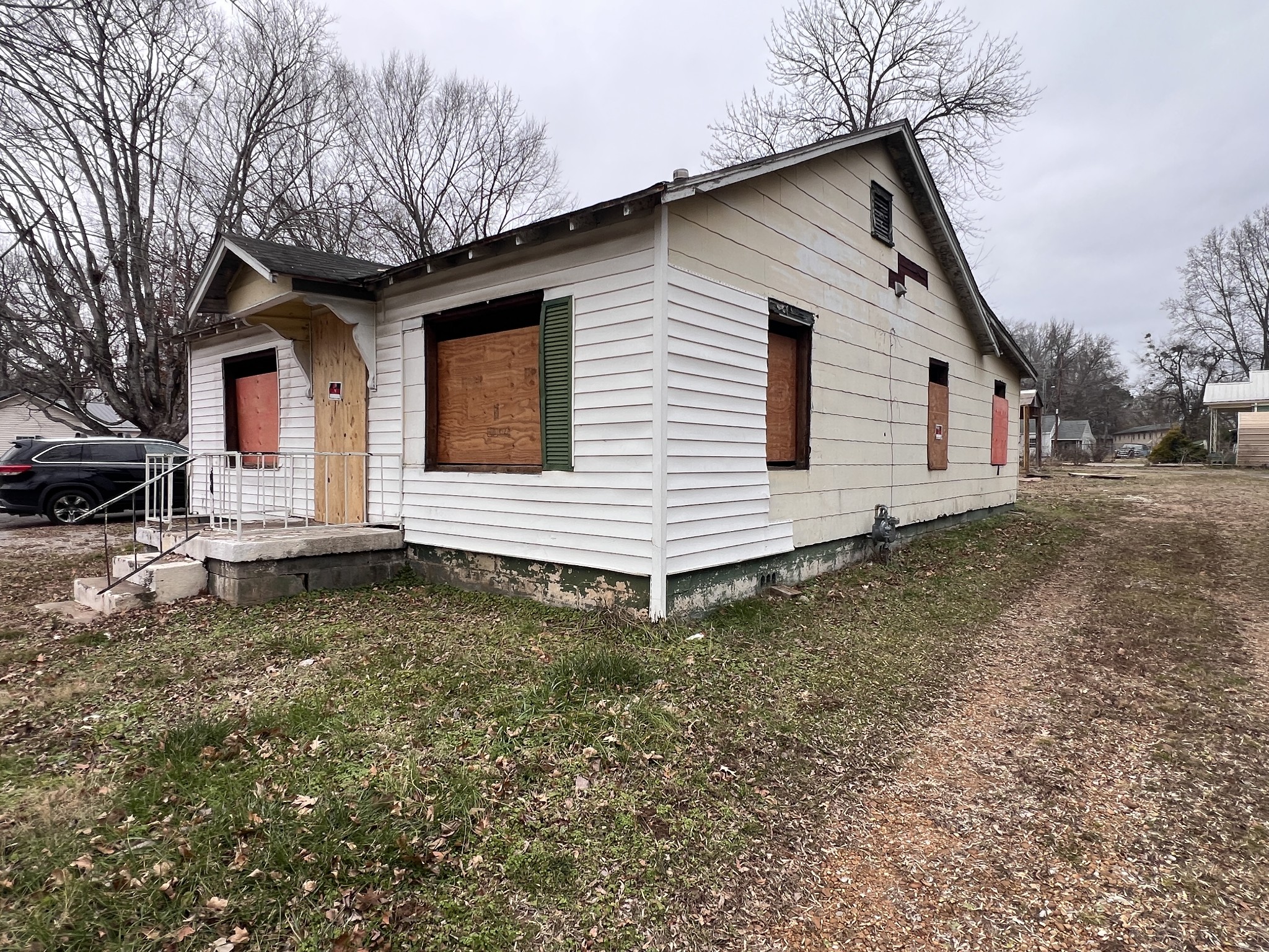 818 Curtis Street Paris, TN 38242 - Photo 3 of 6 a front view of a house with garden