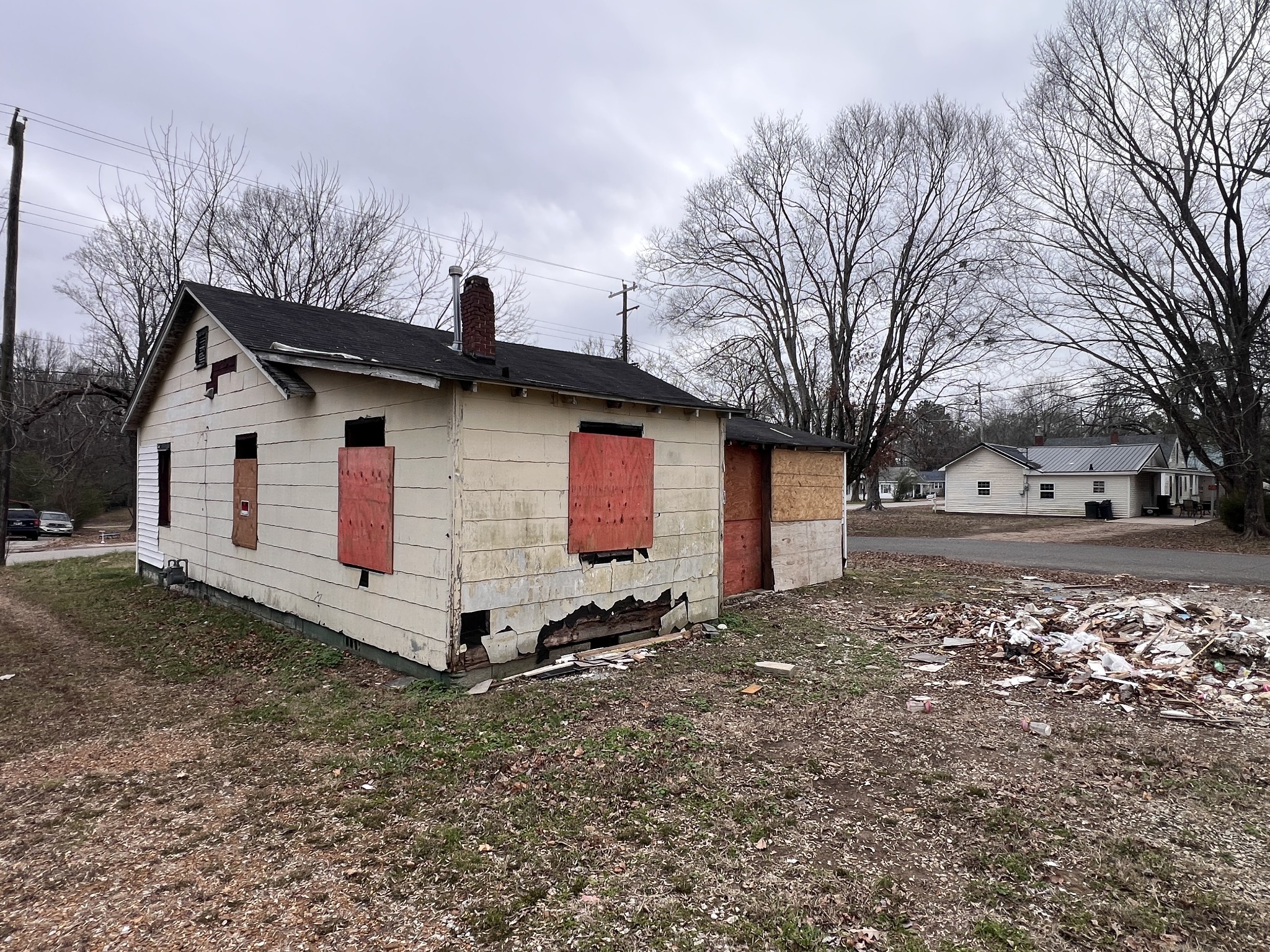 818 Curtis Street Paris, TN 38242 - Photo 4 of 6 a view of a house with a yard