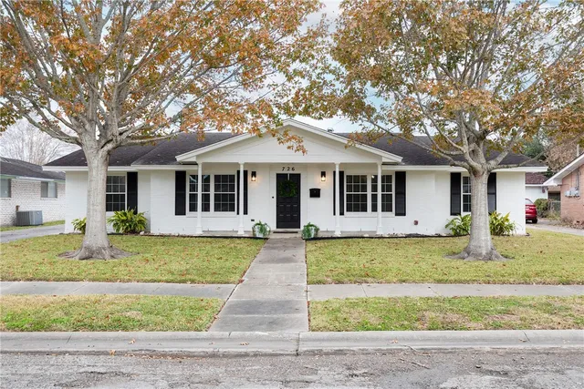 $319,900 | 726 Meadowbrook Drive, Corpus Christi, TX 78412