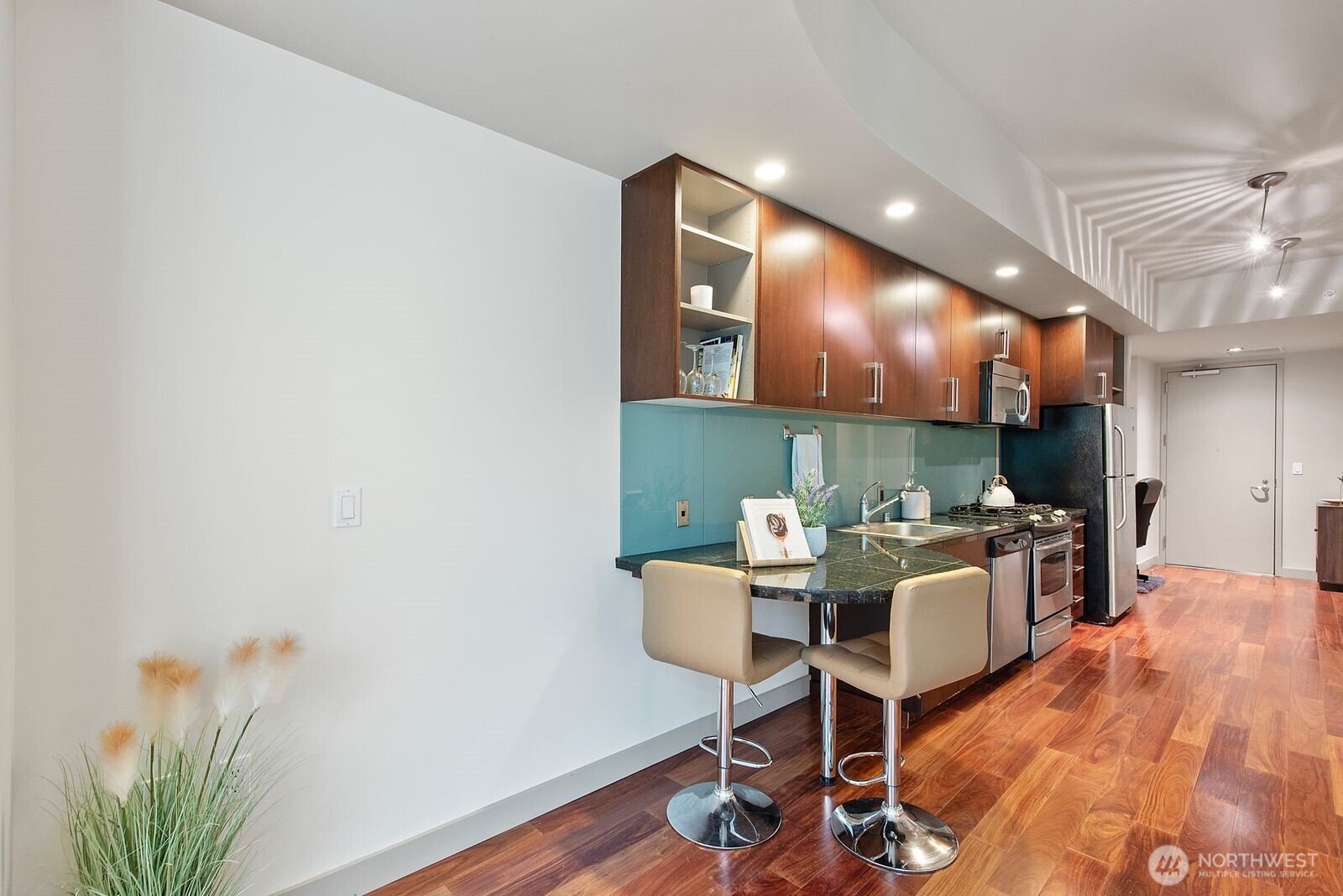 910 Lenora Street, Unit S604 Seattle, WA 98121 - Photo 8 of 30