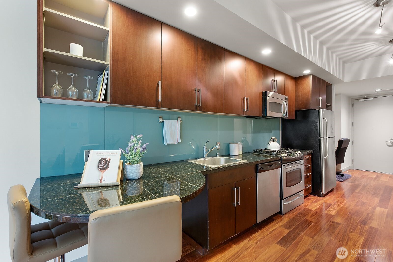 910 Lenora Street, Unit S604 Seattle, WA 98121 - Photo 9 of 30