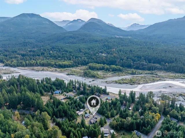 a view of a backyard with green space