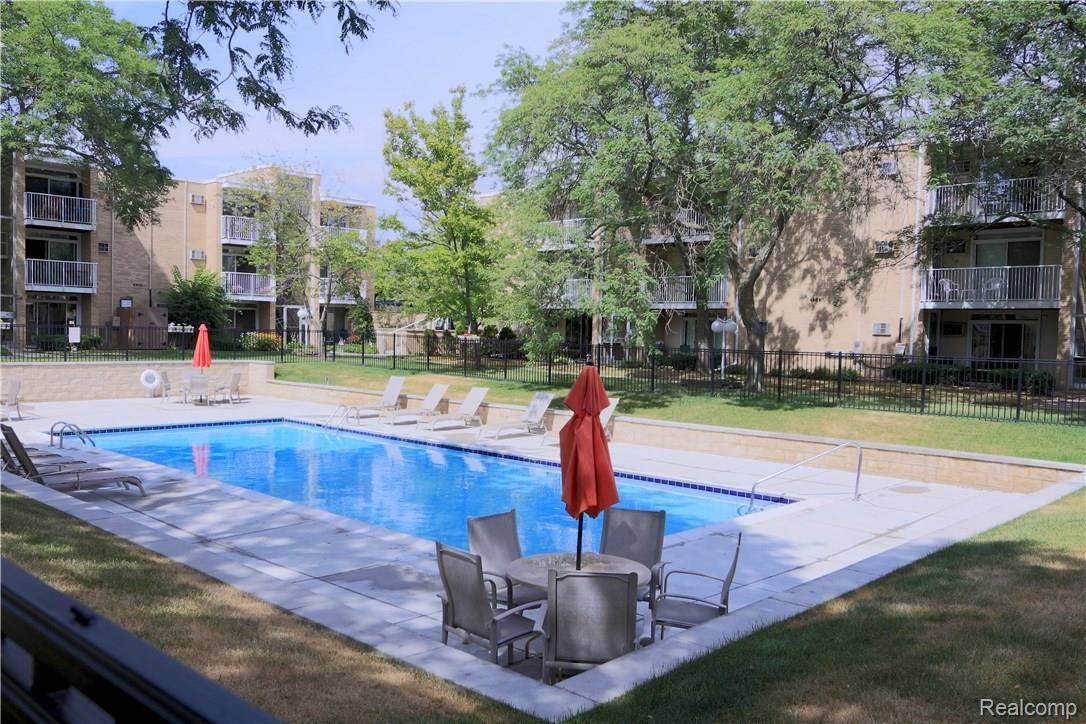 4909 Crooks Road, Unit D 3 Royal Oak, MI 48073 - Photo 14 of 18 Listing-9.jpg