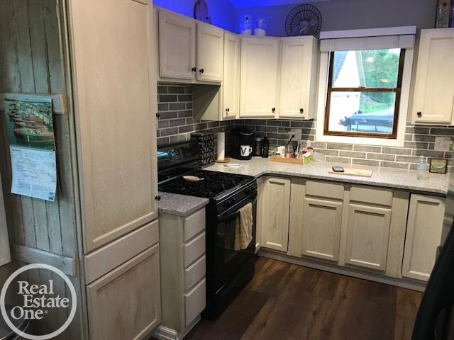 54985 Ridge Road New Baltimore, MI 48047 - Photo 16 of 42 31357341-15.JPG